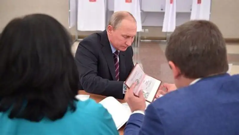 Фото страниц паспорта Путина выложили в Сеть