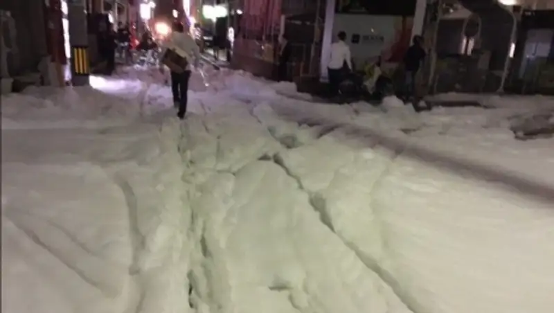 Установлено происхождение загадочной пены на улице японского города