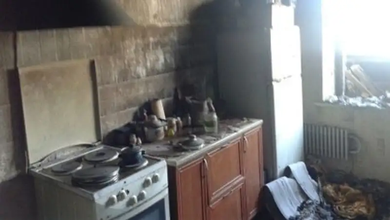 В Актау пожарные спасли женщину и пятерых детей