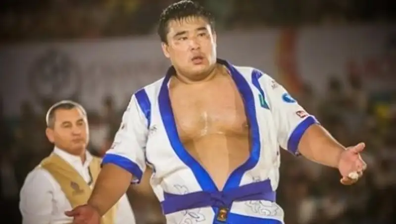 Два казахстанских борца одержали первые победы на «Алем Барысы»