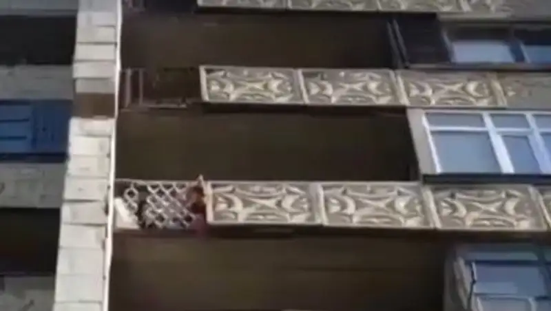 4-летняя девочка застряла головой в решетке балкона в Караганде