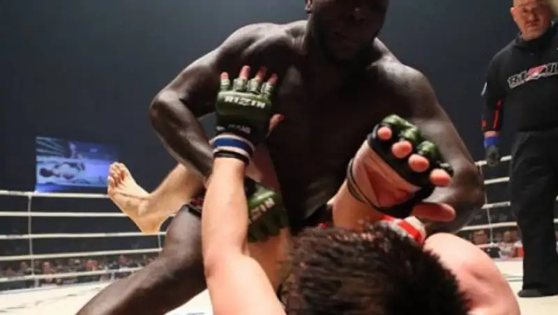 Тяжеловес нокаутировал соперника за 9 секунд в UFC