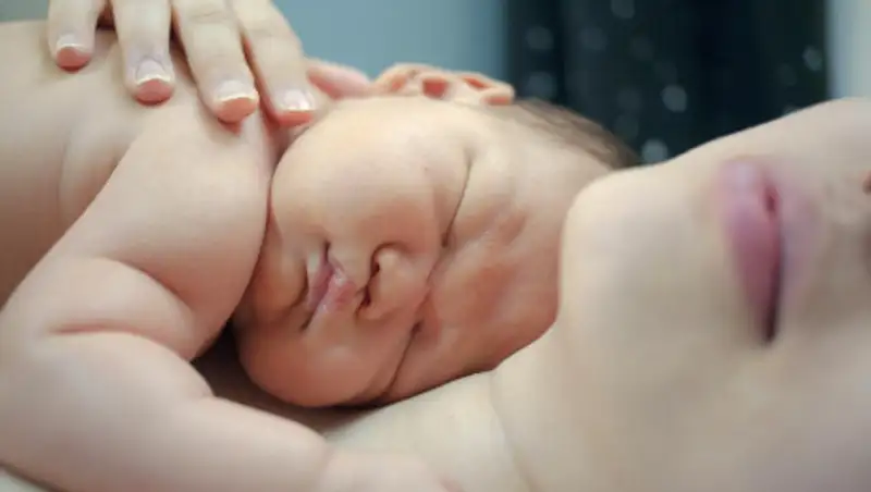 Три младенца получили травмы из-за мобильников в ВКО