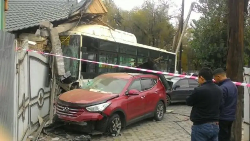 В Алматы автобус врезался в магазин
