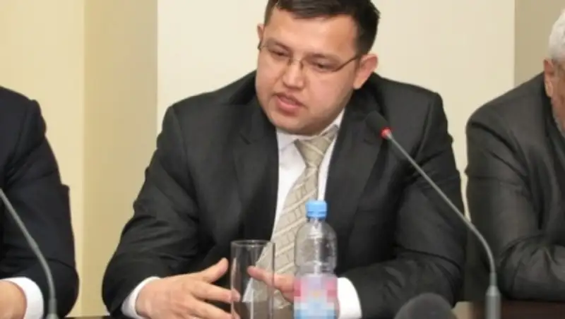 До 6 лет может потребоваться на «дедолларизацию мышления» казахстанцев, считает экономист