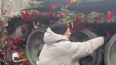 Немцы украсили российский танк цветами в поддержку мирных инициатив, фото - Новости Zakon.kz от 26.02.2023 02:57