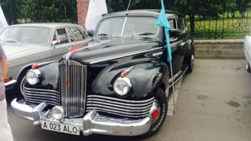 В Алматы прошел пробег ретро автомобилей в поддержку зимних «Олимпийских игр - 2022»