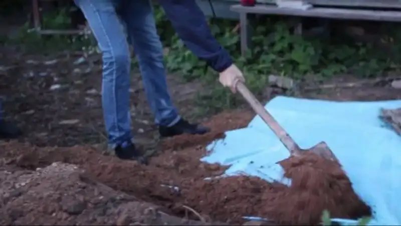 Наркосбытчик закопал героин в могиле