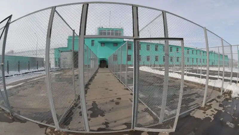 Осужденный получил три года тюрьмы за нападение на сотрудников СИЗО в Нур-Султане