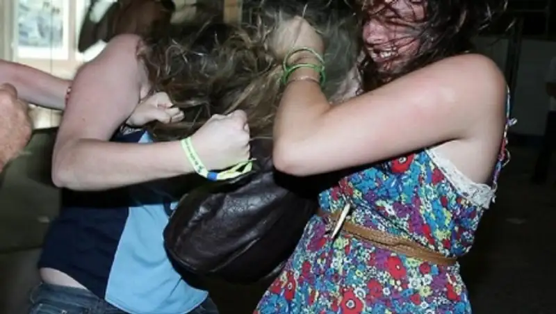 В Актау 51-летнего мужчину и его жену подозревают в избиении девушки в ночном клубе