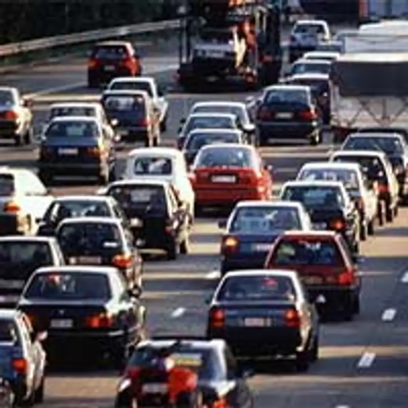 Владельцы автомобилей с объемом двигателя больше трех литров бурно обсуждают тему повышения налога на транспорт, фото - Новости Zakon.kz от 29.07.2013 21:43