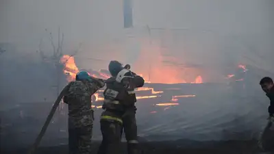 В Петропавловске потушили крупный пожар: сгорело 9 домов , фото - Новости Zakon.kz от 08.05.2023 10:52