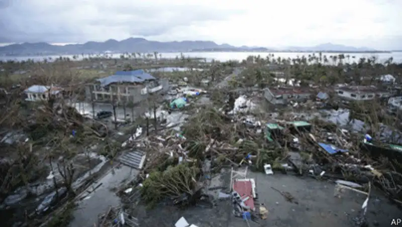 Жертвами тайфуна на Филиппинах стали 10 тысяч человек