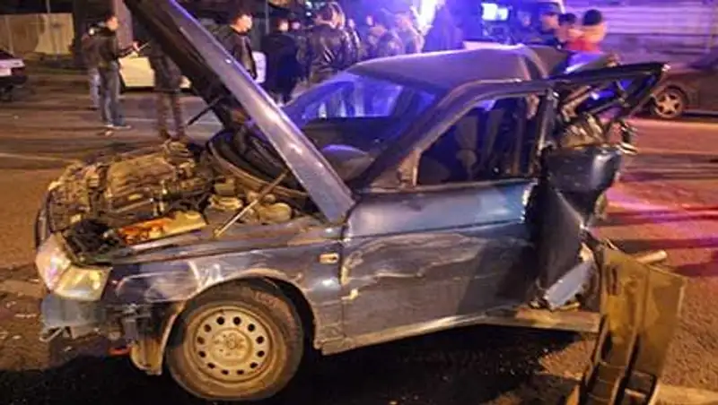 Гонки между БМВ и Ниссаном закончились серьезным ДТП в Алматы