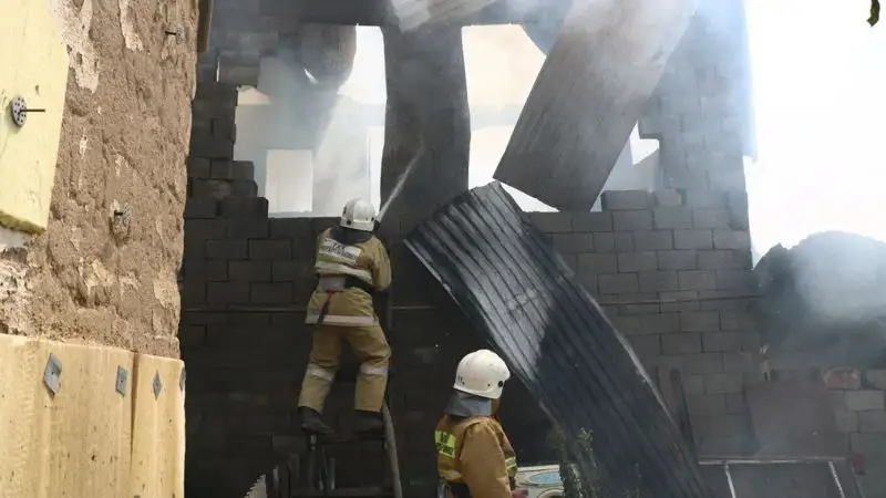 Алматинские пожарные вынесли 93-летнюю бабушку из горящего дома