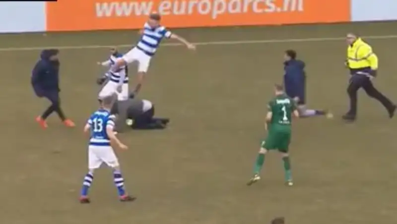 Фанаты не выдержали разгрома своего клуба и напали на футболистов