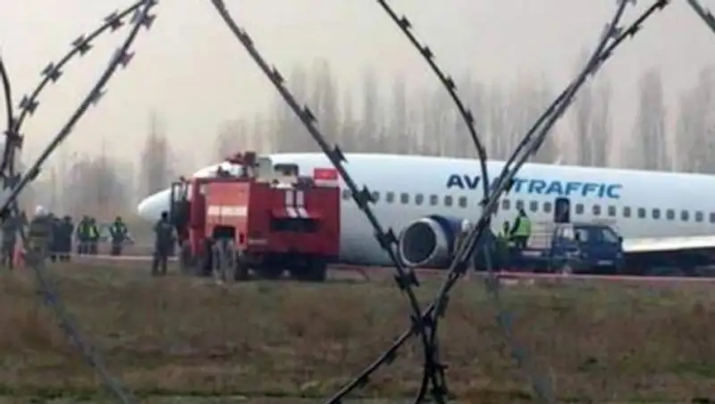 У Boeing 737, совершившего аварийную посадку в Киргизии, были проблемы с двигателем