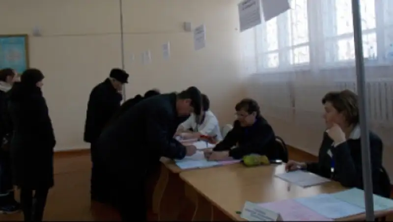 Аким Караганды проголосовал в 7 утра и получил в подарок шоколадку