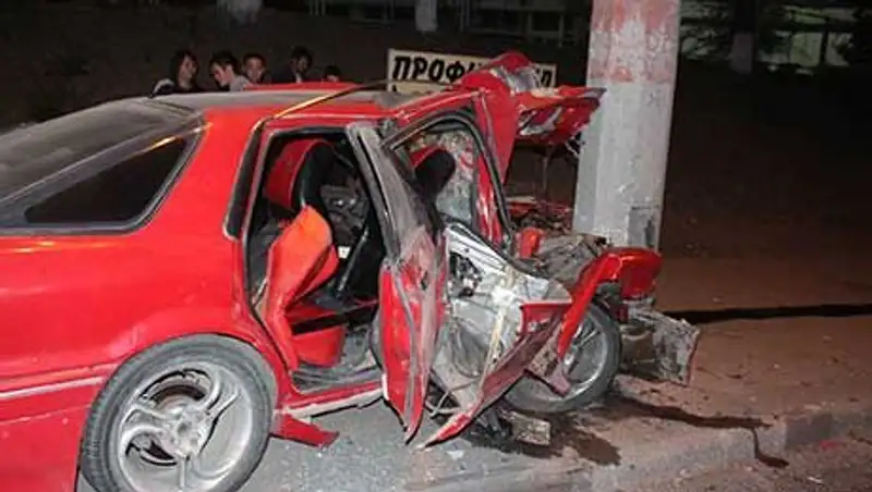 Алматинский "стритрейсер" буквально впечатал свое авто в столб