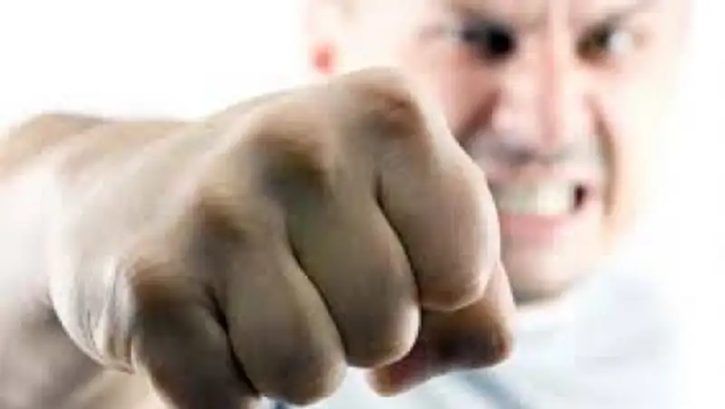 В Рудном ночью у больницы мужчине сломал челюсть подвыпивший житель города