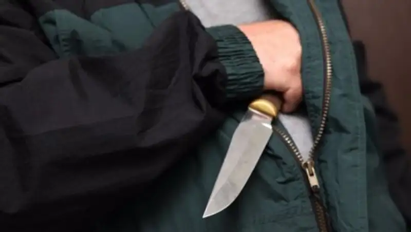 На кладбище в Караганде агрессивный мужчина с ножом напугал людей