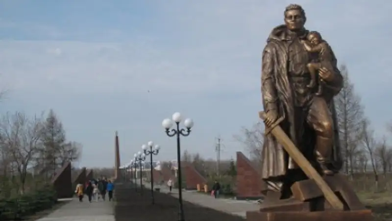 Памятник воину-освободителю установили в парке Победы в Петропавловске