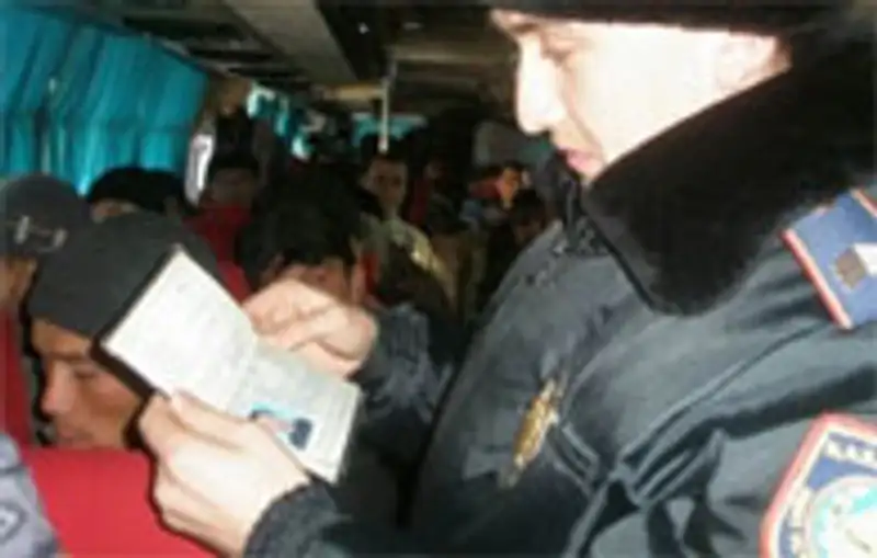 Полиция Алматы в ходе отработок выявляет казахстанцев, нарушающих миграционное законодательство страны, фото - Новости Zakon.kz от 30.11.2011 15:55