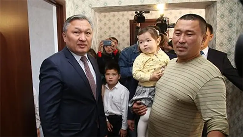 Н. Абдибеков побывал в селе Кокпекты и осмотрел дома, построенные взамен разрушенных