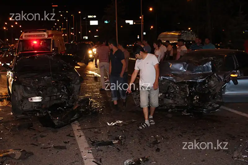 Два Мерседеса не подлежат восстановлению после столкновения на аль-Фараби-Сейфуллина в Алматы (фото), фото - Новости Zakon.kz от 11.07.2013 18:22