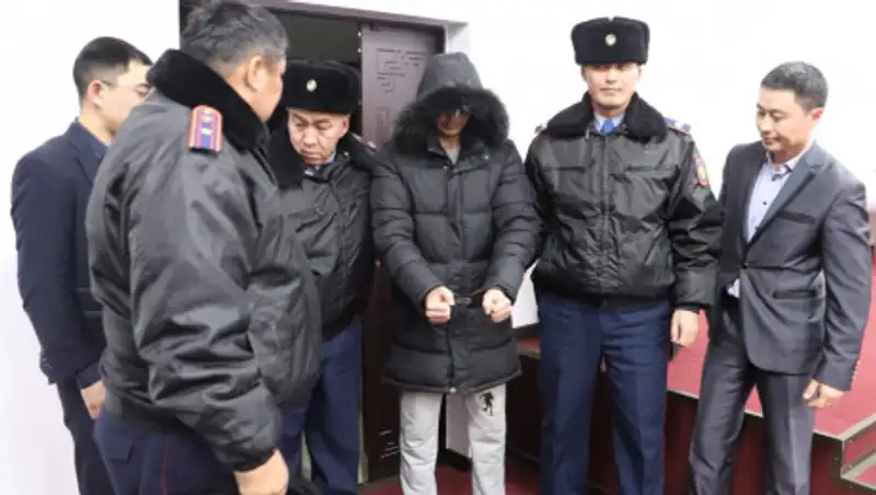 Совершившего смертельное ДТП полицейского с офицерского собрания вывели в наручниках