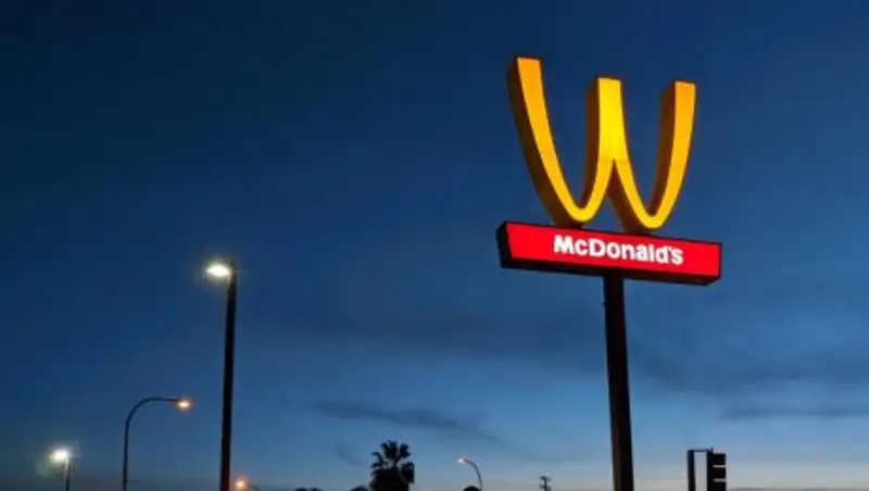 McDonald’s перевернул свой логотип в честь 8 Марта