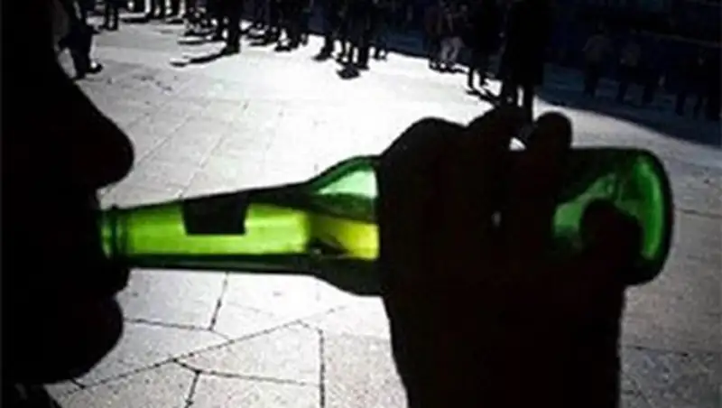 В Атырау продолжают распивать алкогольные напитки на улицах