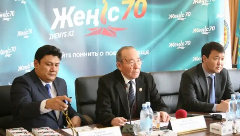 В Алматы в рамках акции «Линия жизни» ветеранам выдали телефоны с кнопками SOS