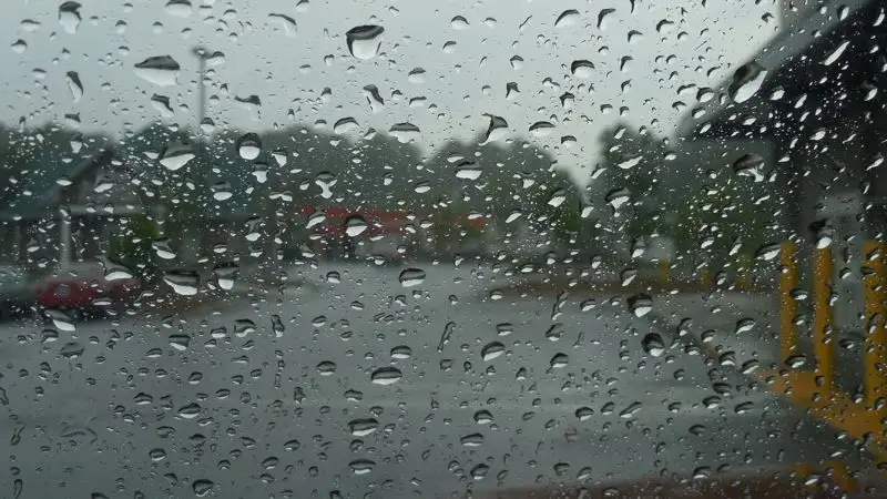 Страшно красиво – казахстанцы делятся в соцсетях видеороликами последствий непогоды