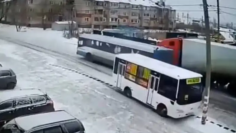 ДТП с двумя автобусами произошло в Петропавловске