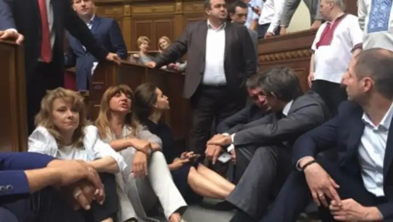 Блокировавшие работу Рады депутаты объявили сидячую забастовку