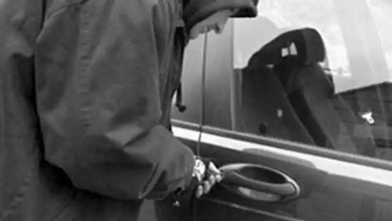 В ВКО безработный мужчина угнал автомобиль и врезался на нём в дерево