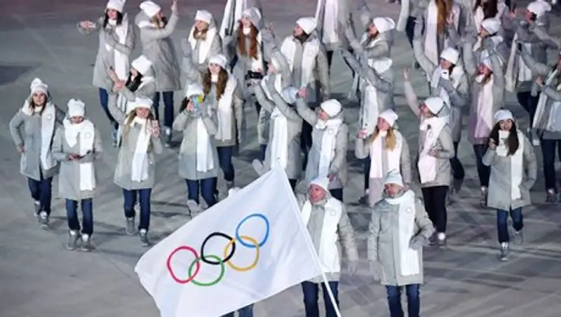 Спортсмены из России прошли по стадиону в Пхёнчхане под Олимпийским флагом