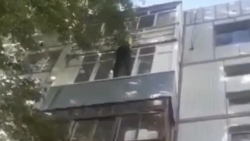 Хотел проверить любовь жены – мужчина объяснил, почему пытался спрыгнуть с балкона