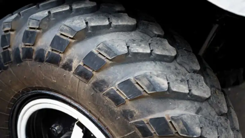 Мусоровоз насмерть сбил пенсионера во дворе дома