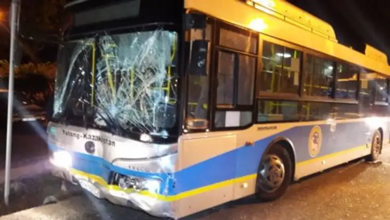 Внедорожник врезался в автобус и отлетел в арык в Алматы