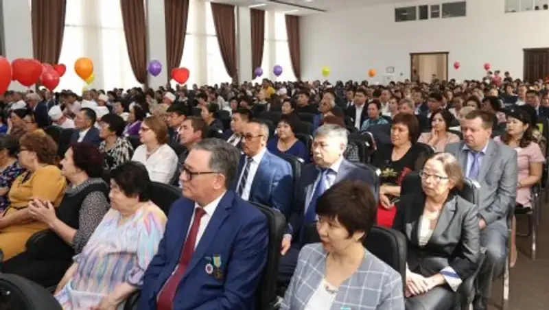 Ключи от квартир и премии получили актюбинские медики к празднику