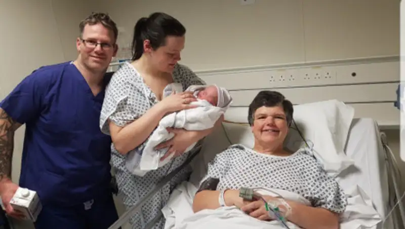 Жительница Британии родила собственную внучку