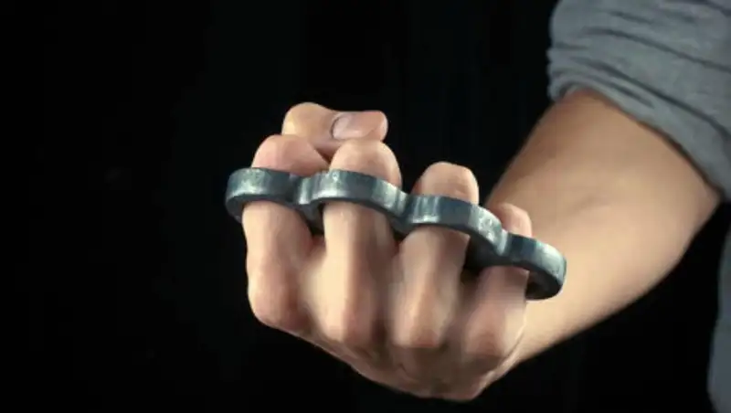 Обвиняемый в избиении кастетом женщины-психолога отрицает свою вину