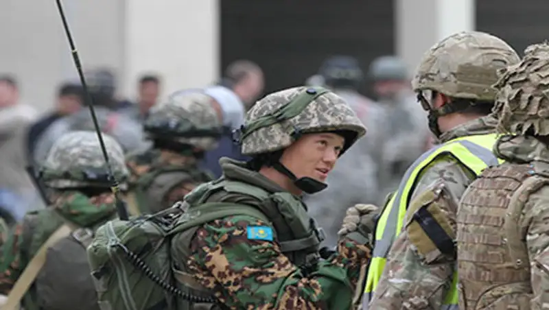 Казахстанские военнослужащие осваивают современные средства связи