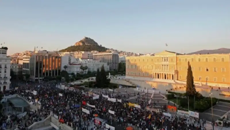 Беспорядки начались возле парламента Греции