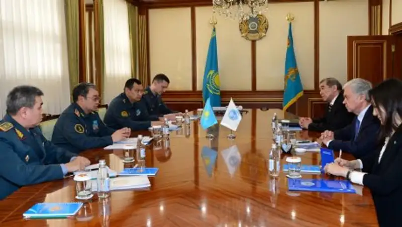 Министр обороны РК провел встречу с генеральным секретарем ШОС