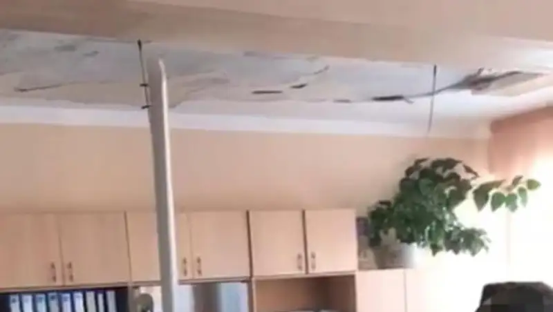 Штукатурка обвалилась на ребенка во время урока в школе Нур-Султана