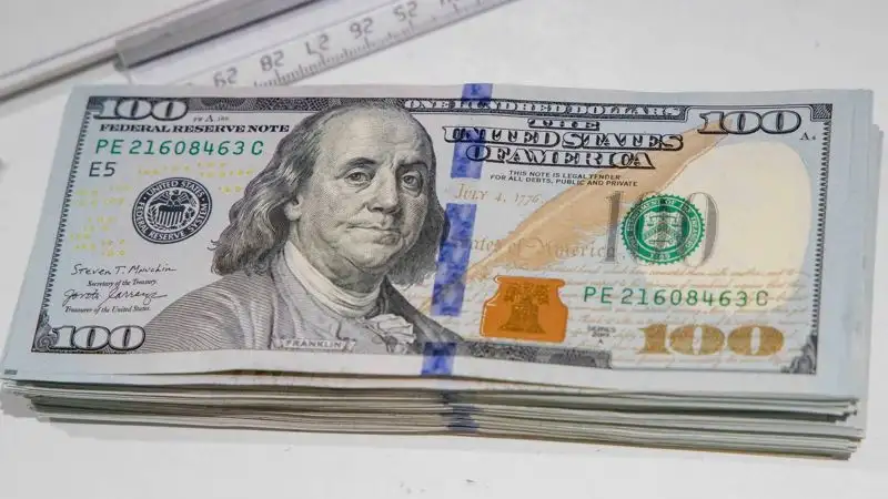 Курс доллара существенно снизился на торгах 28 февраля