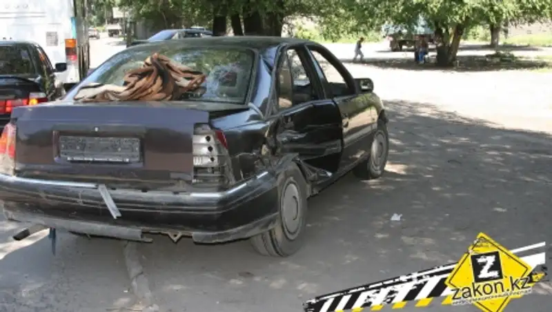 ДТП с участием грузовика, легковушки и пешехода произошло в Алматы